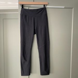 Outdoor voices 3/4 leggings. Navy blue.